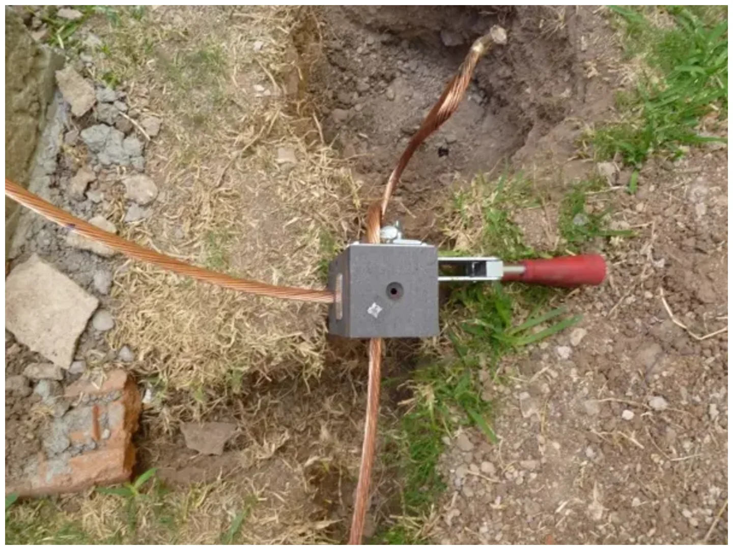 Electricista instalando Sistemas de tierra física Morelia