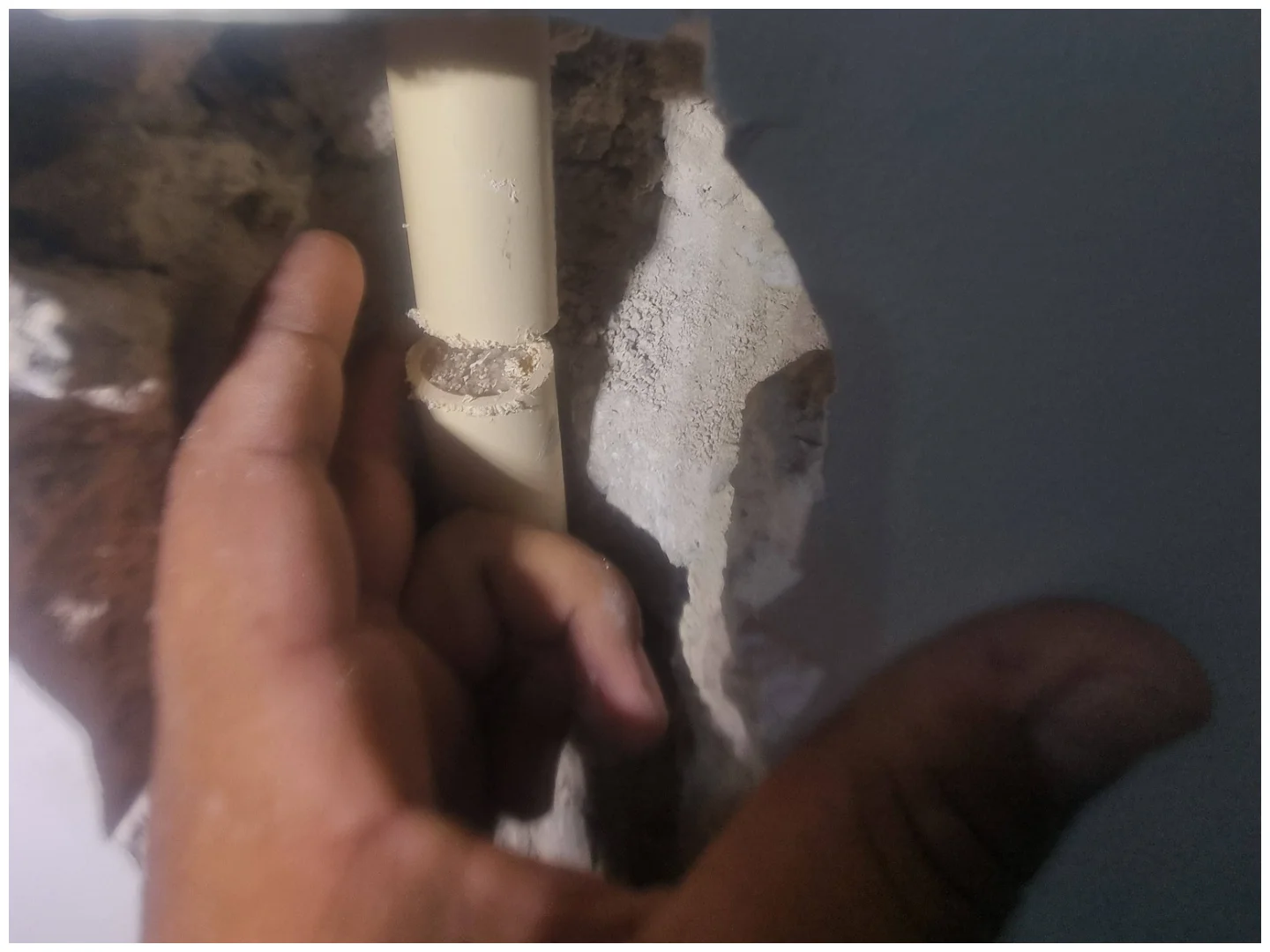 Tecnico haciendo Reparación de Fuga de Agua en Morelia